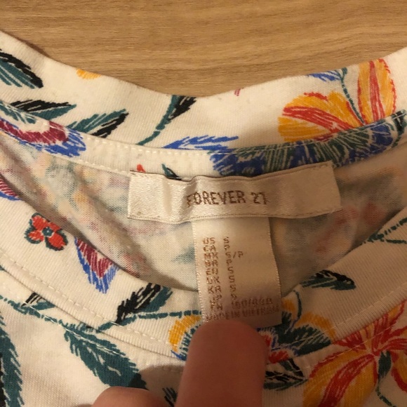 Forever 21 floral t-shirt - Picture 3 of 3